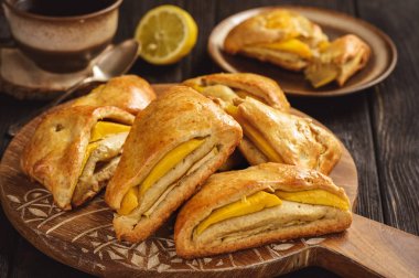 Çörekler apple ve mango ve çay ile.