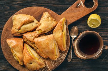 Çörekler apple ve mango ve çay ile.