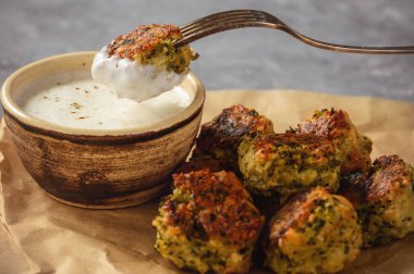 Brokoli peynir topları ile sarımsak daldırma, fırında sebzeli yemekler.