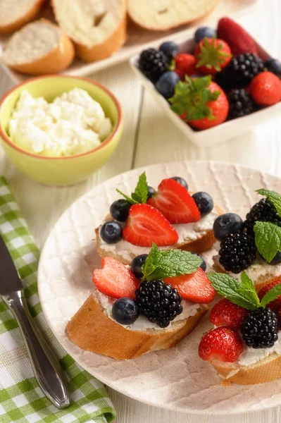 Frutas Saludables Para Desayuno Sándwiches Ricotta Con Fresas Arándanos Moras — Foto de Stock