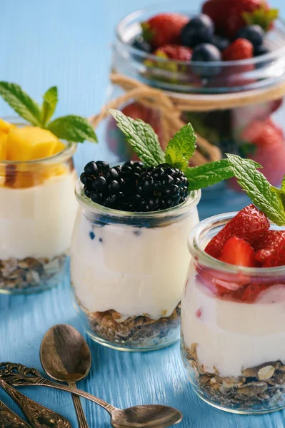 Naturjoghurt Mit Müsli Mango Und Beeren — Stockfoto