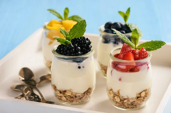 Naturjoghurt Mit Müsli Mango Und Beeren — Stockfoto