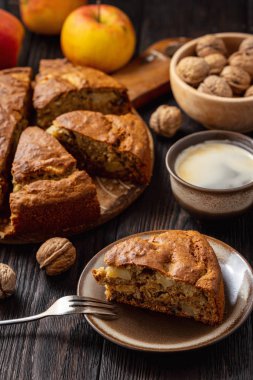 Elmalı ve cevizli ev yapımı muzlu kek.