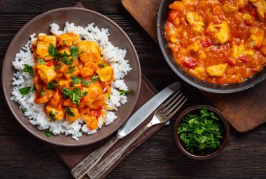 Haşlanmış pirinçle servis edilen tavuklu gulaş..