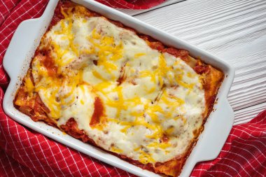 Domates sosunda pişirilmiş ıspanak ve ricotta dolması..