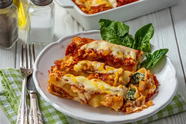Spinach Ricotta Stuffed Cannelloni Dipanggang Dalam Saus Tomat — Stok Foto
