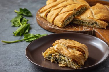 Ev yapımı lezzetli örülmüş puf böreği ıspanak ve ricotta dolgulu.. 