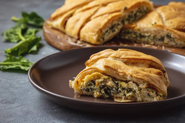 Pastel Casero Hojaldre Trenzado Salado Con Relleno Espinacas Ricotta — Foto de Stock