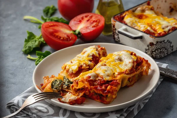 Spinach Ricotta Stuffed Cannelloni Baked Tomato Sauce — Stock Photo, Image