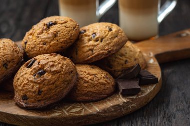 Ev yapımı çikolatalı kurabiyeler, ahşap arka planda..