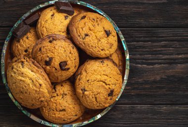 Ev yapımı çikolatalı kurabiyeler, ahşap arka planda..