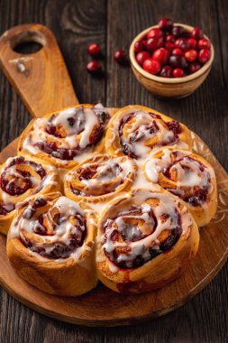 Ev yapımı kızılcık ve portakallı çörek.. 