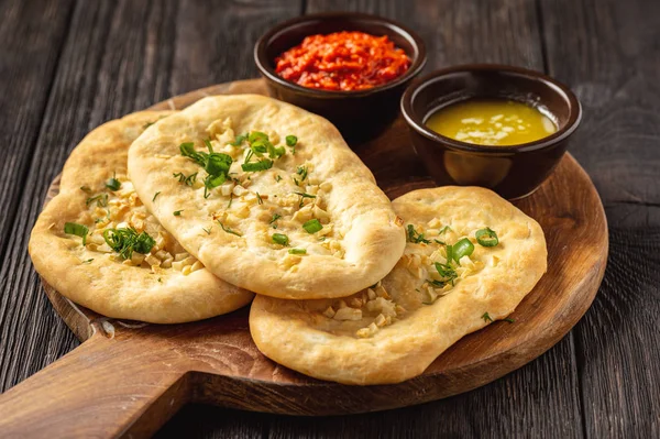 Roti Naan Buatan Sendiri Dengan Bawang Putih Dan Mentega — Stok Foto