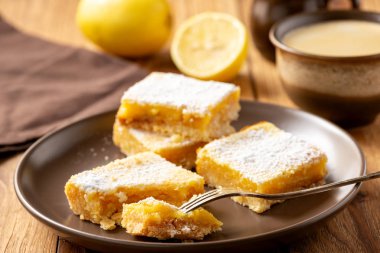 Tahta zemin üzerinde ekmek kabuğu olan ev yapımı limonlu gofretler.. 