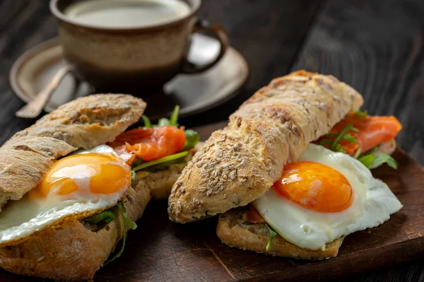 Аругула Сэндвич Лососем Надутым Яйцом Домашний Завтрак — стоковое фото