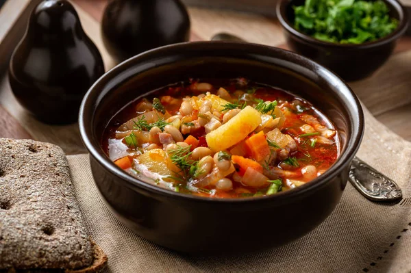 Weiße Bohnensuppe Mit Speck Auf Hölzernem Tablett — Stockfoto