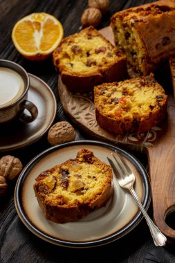 Ev yapımı kuru meyveli kek ve bir fincan kahve.. 