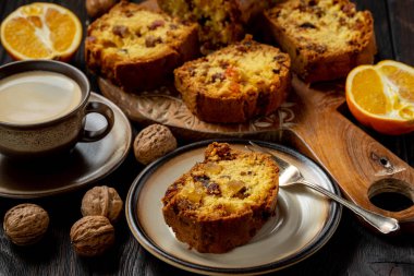 Ev yapımı kuru meyveli kek ve bir fincan kahve.. 