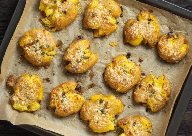 Sarımsak ve parmesanla kızartılmış kızarmış patates.. 