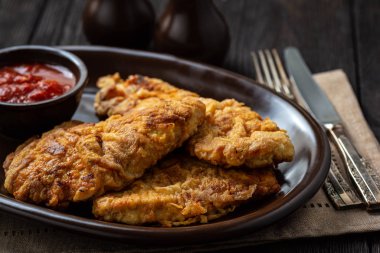 Hindi şnitzel, pirinç ve nar tohumlarıyla servis edilir..