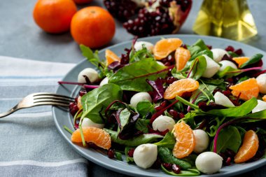 Mandalinalı taze yeşil salata, nar tohumu ve mozzarella.. 