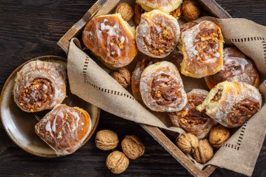 Ev yapımı tarçın ve cevizli turta..