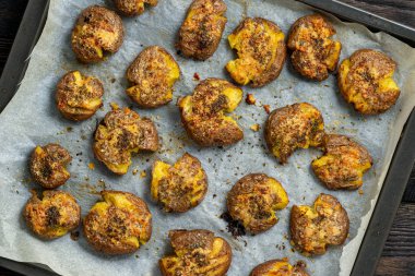 Sarımsak ve parmesanla kızartılmış kızarmış patates.. 