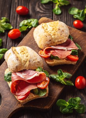 Tahta üzerinde domatesli jamon sandviçler..