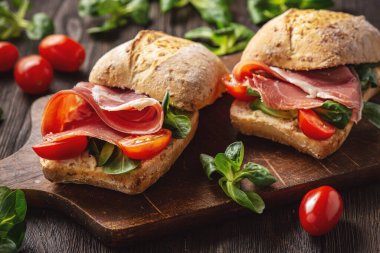 Tahta üzerinde domatesli jamon sandviçler..