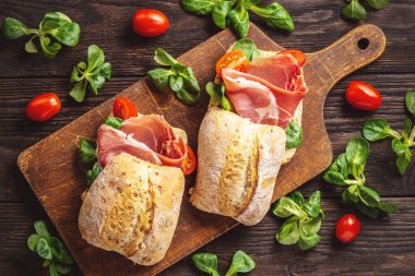 Tahta üzerinde domatesli jamon sandviçler..