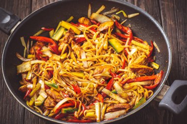 Tavuk, soya ve sebzeli pilav, Asya mutfağı..