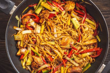 Tavuk, soya ve sebzeli pilav, Asya mutfağı..