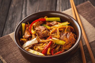 Tavuk, soya ve sebzeli pilav, Asya mutfağı..