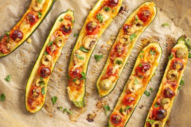 Kabaklı pizza tekneleri, düşük karbonhidratlı yiyecekler..