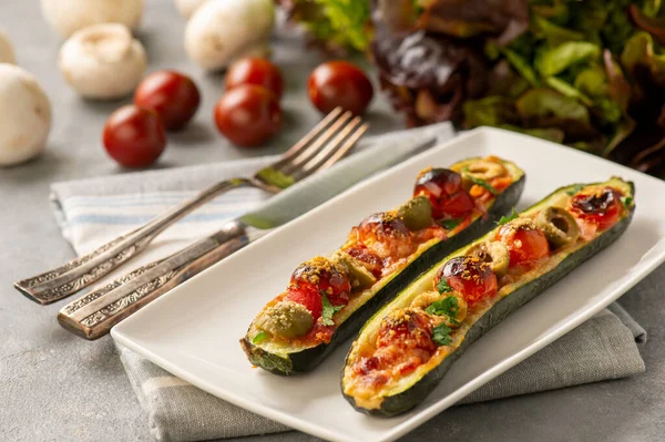 Kabaklı pizza tekneleri, düşük karbonhidratlı yiyecekler..