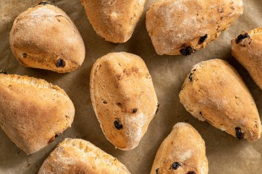 Kuru üzümlü ev yapımı tam buğday ekmeği..