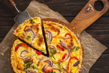 Sebze ve peynirli ev yapımı kiş, vejetaryen yemeği..