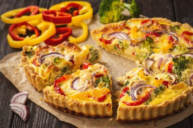 Sebze ve peynirli ev yapımı kiş, vejetaryen yemeği..