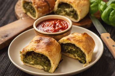 Ispanaklı Stromboli ve mozzarella soslu İtalyan pizza hamurlu turta..