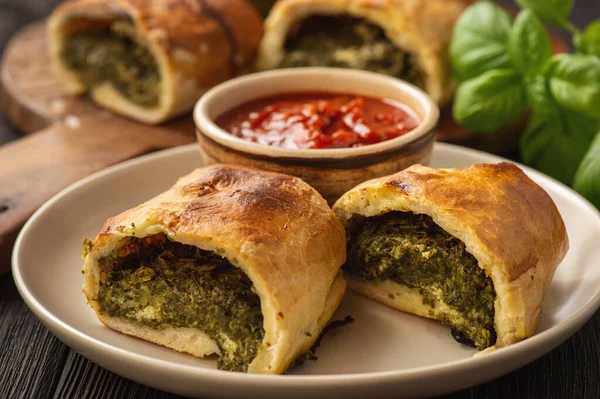 Ispanaklı Stromboli Mozzarella Soslu Talyan Pizza Hamurlu Turta — Stok fotoğraf