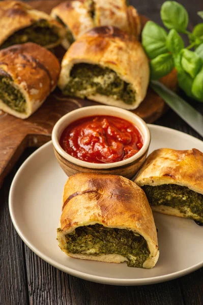 Ispanaklı Stromboli Mozzarella Soslu Talyan Pizza Hamurlu Turta — Stok fotoğraf