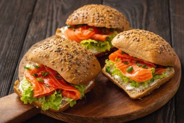 Somonlu sandviç, marul ve çavdar ekmeği..