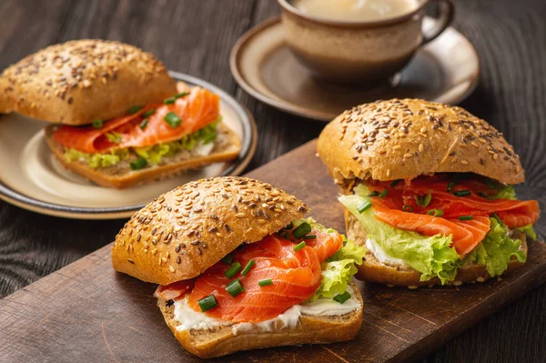 Сэндвичи Лососем Салатом Ржаным Хлебом — стоковое фото