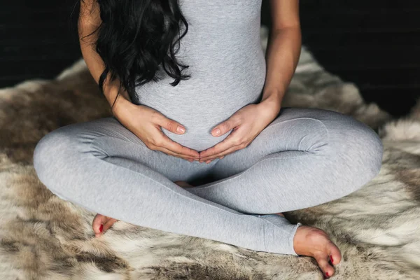 Jonge zwangere vrouw — Stockfoto