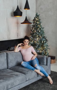 gri Divan hamile kadın