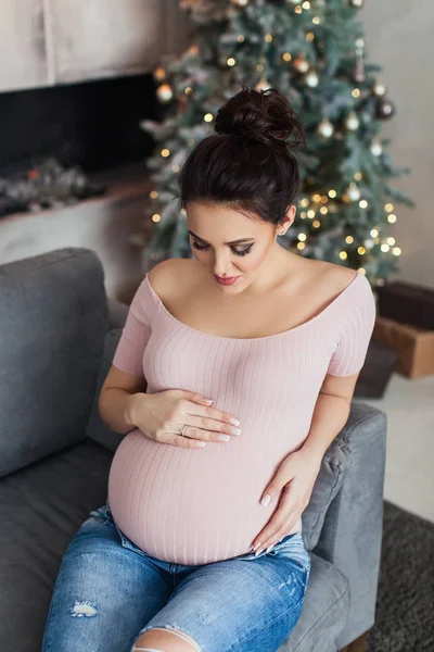 Stock image brunette pregnant woman on sofa