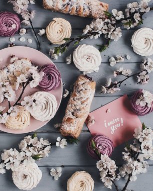 Marshmallow ekmek ve çiçeklerle pembe plaka üzerinde