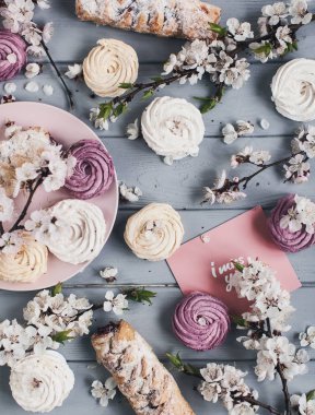 Marshmallow ekmek ve çiçeklerle pembe plaka üzerinde