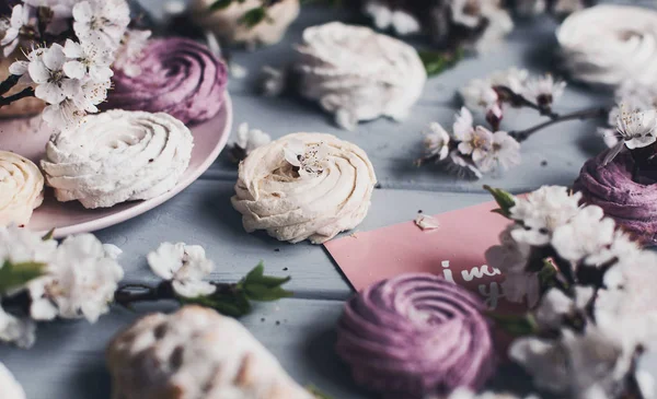 Marshmallows on pink plate with bread and flowers — Stock Photo, Image