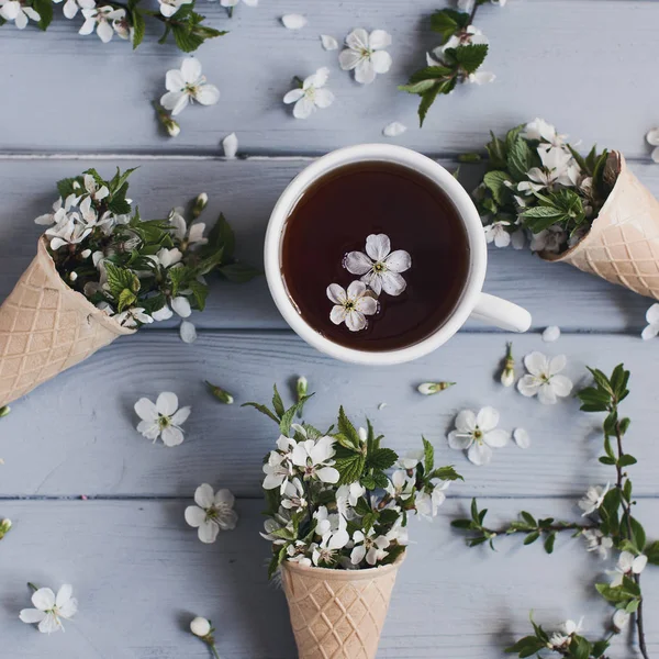 Taza de café con pétalos y conos de azúcar — Foto de Stock